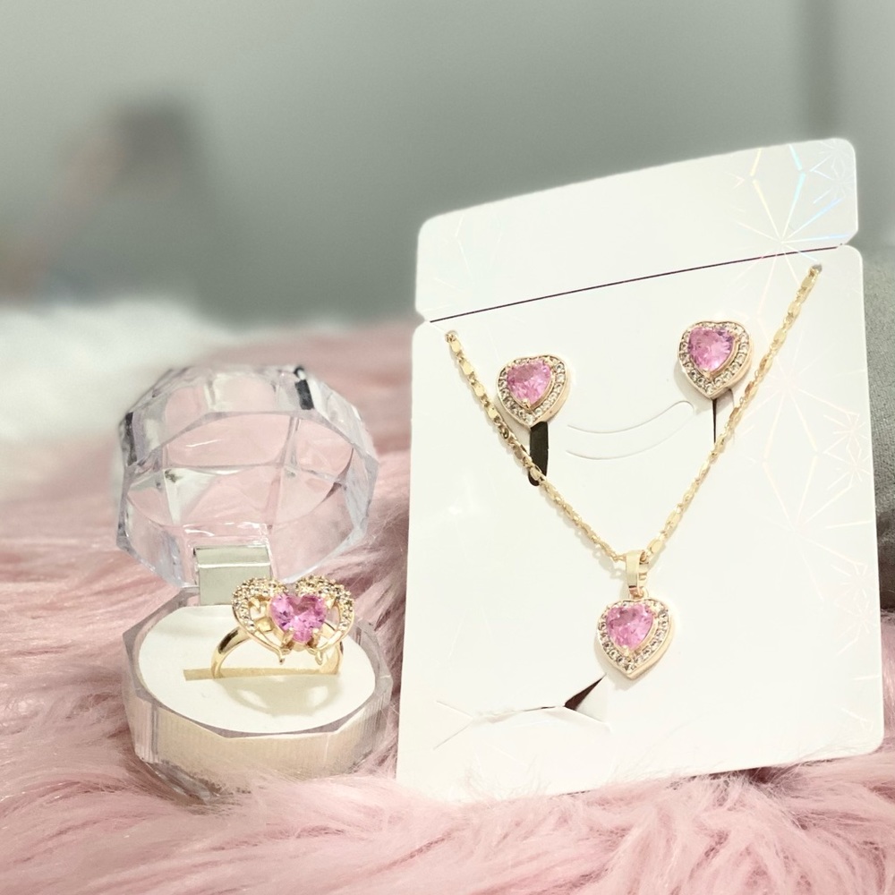 Juego de dije con aretes y un anillo